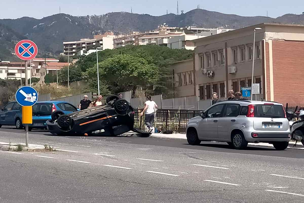 Messina, auto si ribalta nei pressi dell’Università