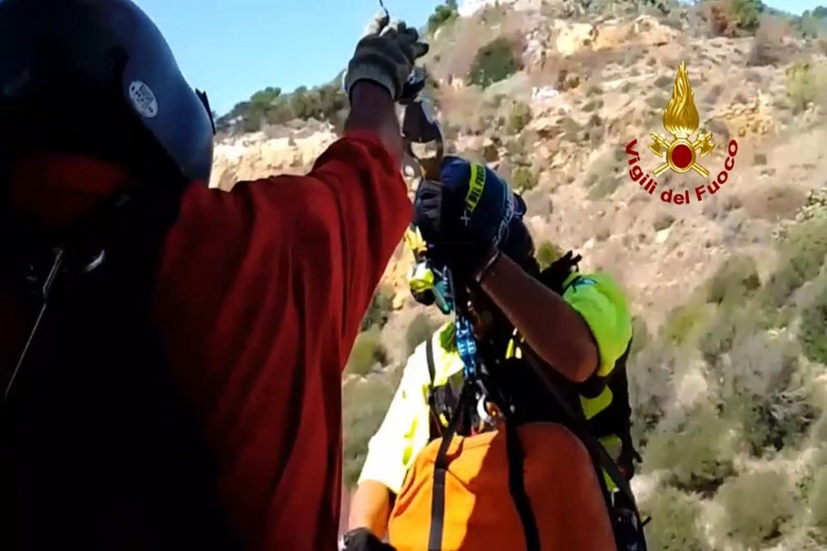 VIDEO | Barca si ribalta nell’Agrigentino: uomo soccorso da elicottero