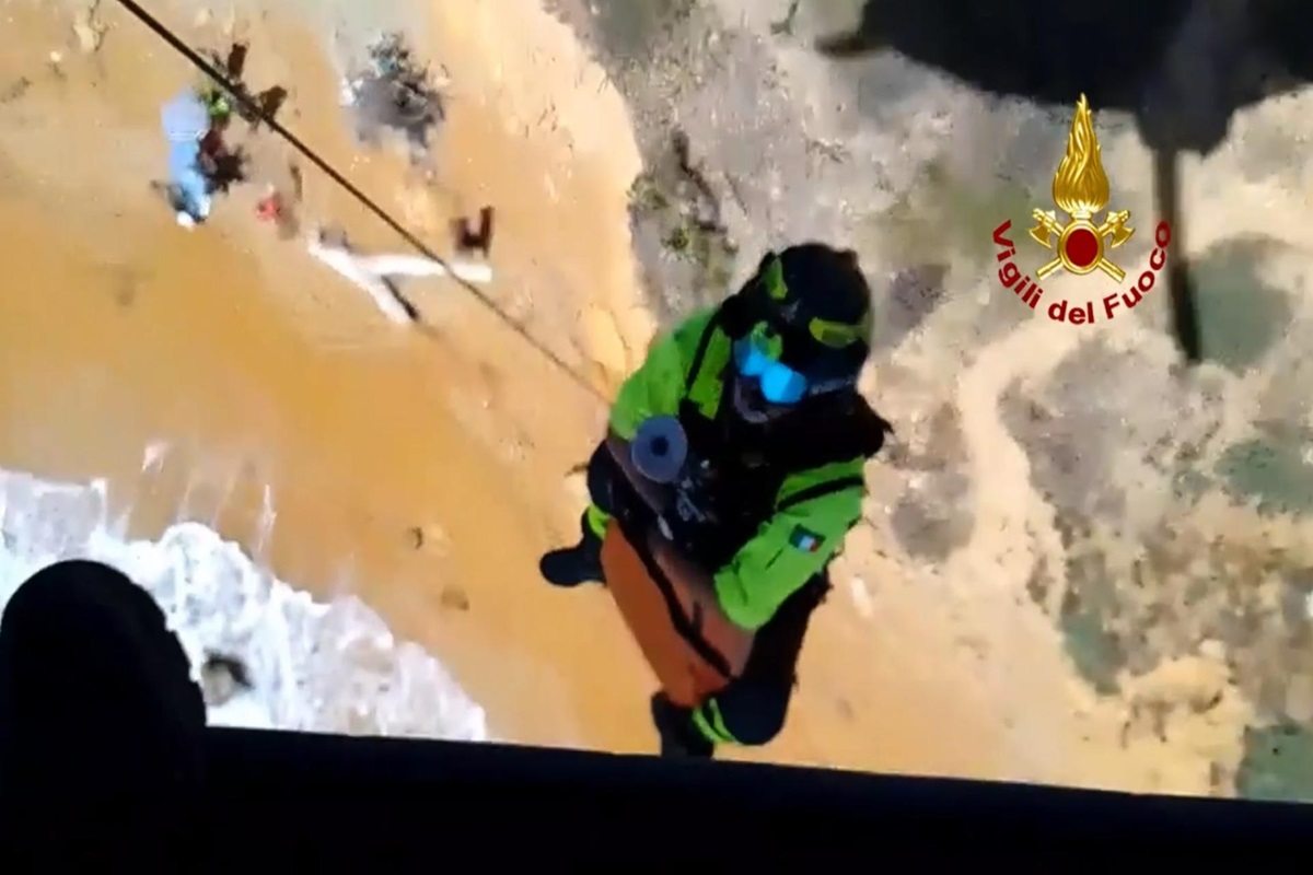 Galleria foto 'VIDEO | Barca si ribalta nell’Agrigentino: uomo soccorso da elicottero' - foto 1