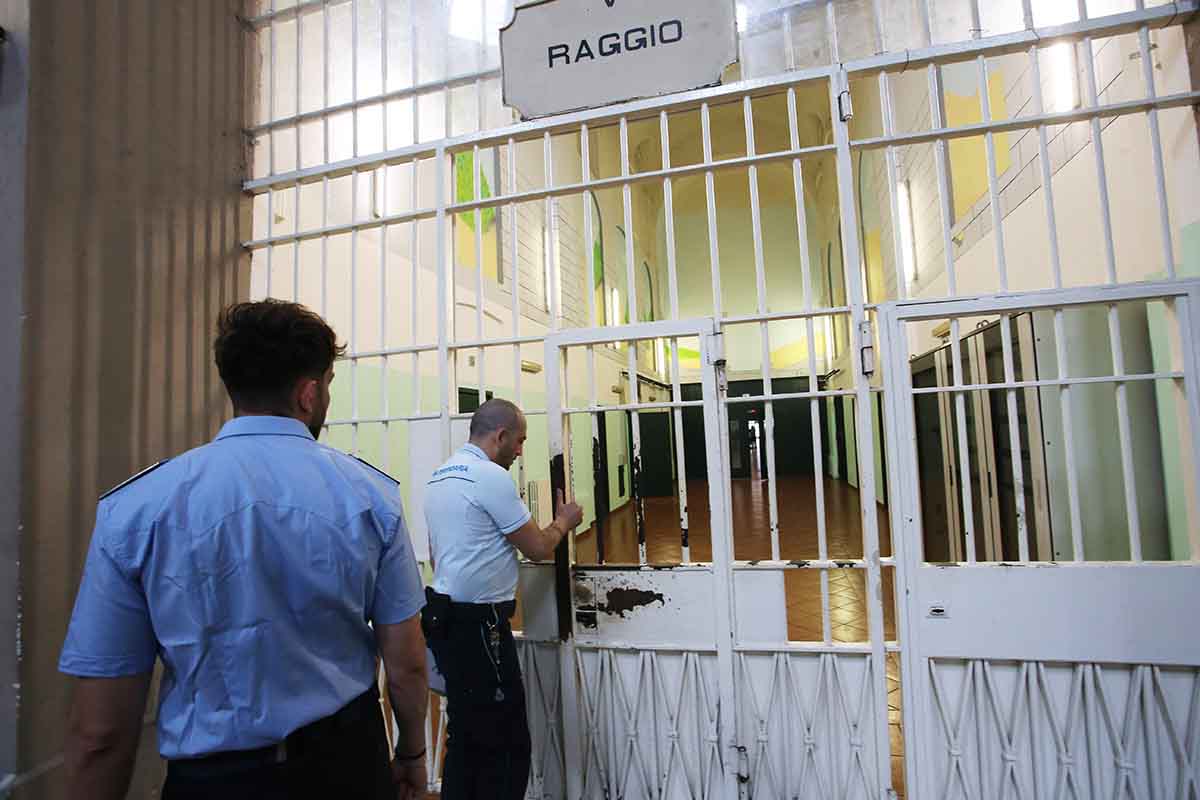 Carceri, l’inferno è anche davanti le sbarre