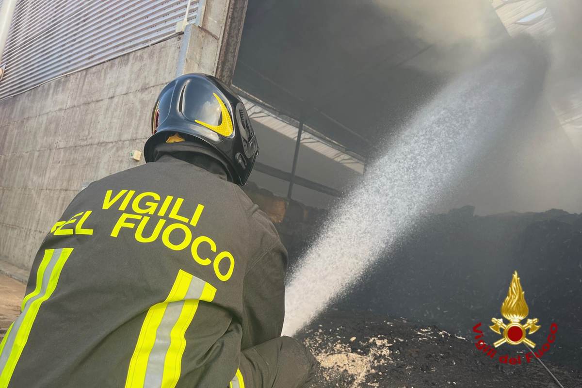 Incendio sul lungomare nel palermitano, totalmente distrutto un camper