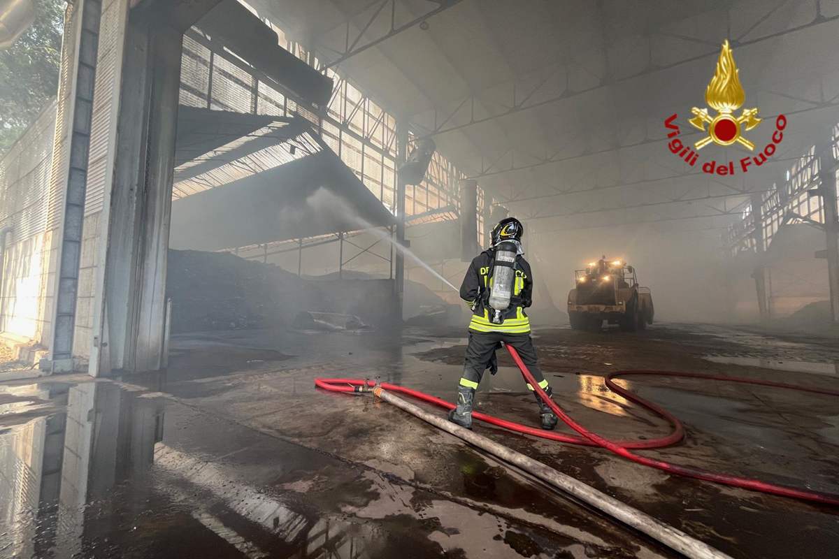Catania, incendio in un capannone della zona industriale