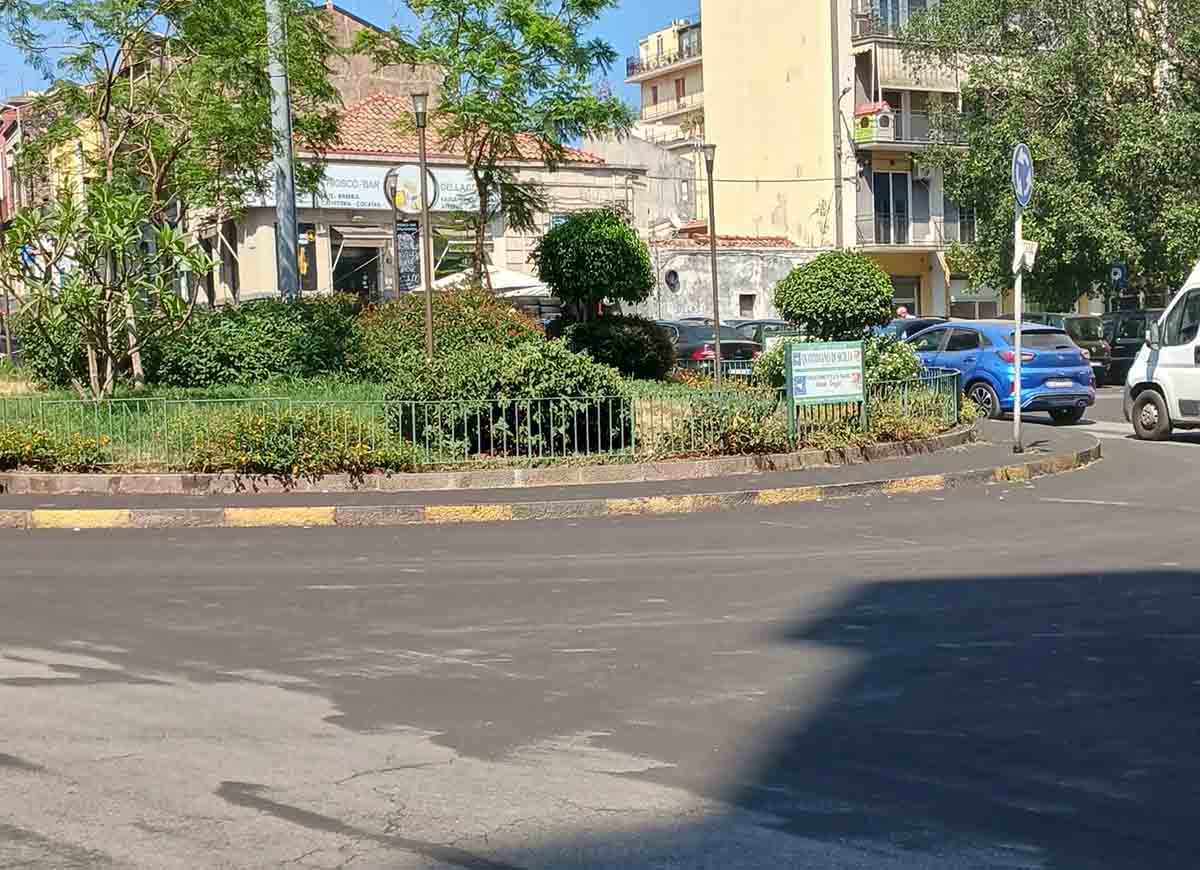 Catania, rimozione della cenere vulcanica: l’ordinanza del sindaco Trantino Catania, rimozione della cenere vulcanica: l’ordinanza del sindaco Trantino