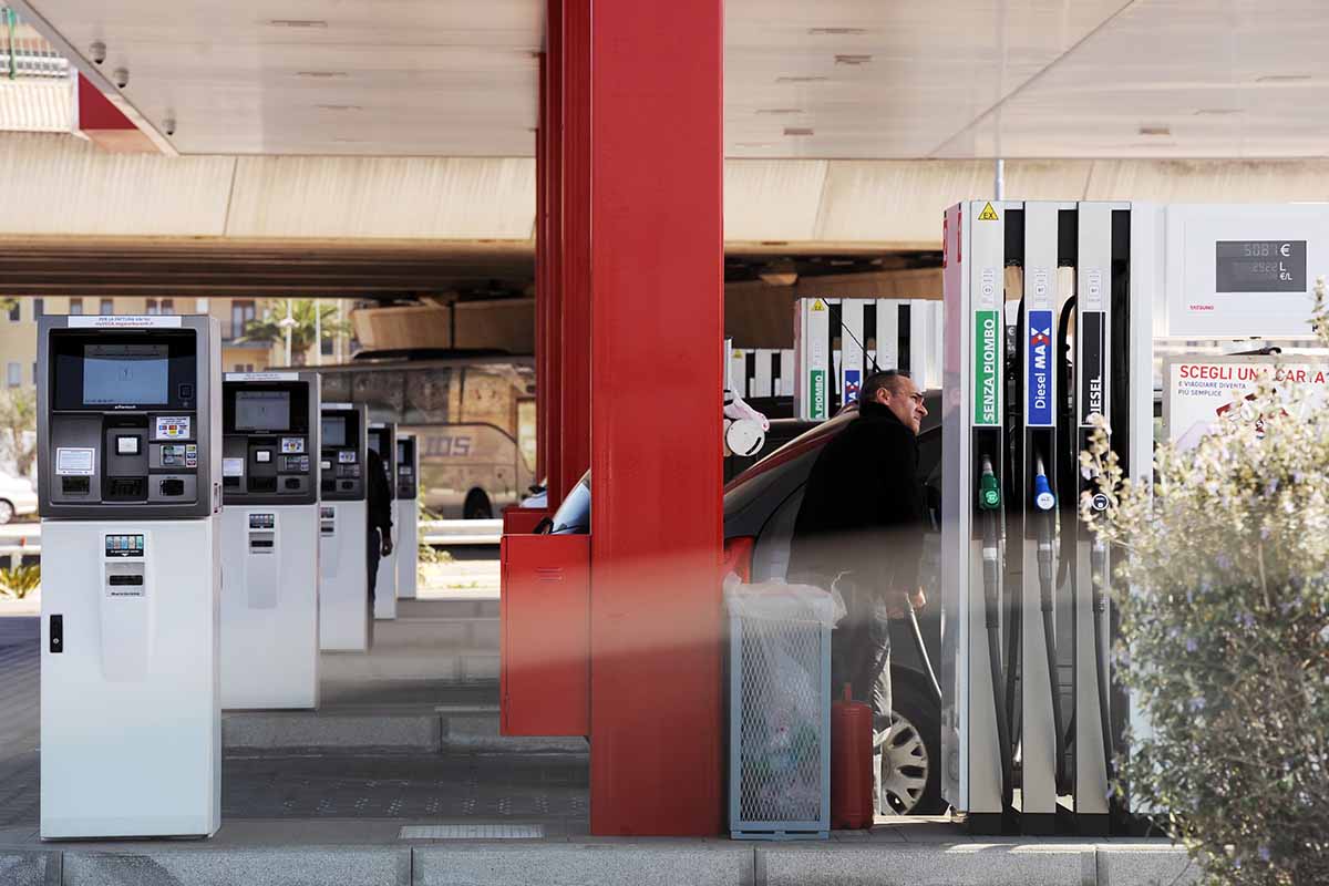 Distributori carburante, i Comuni dovranno verificarne la regolarità