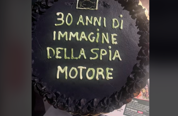 VIDEO | “La spia del motore…”: l’errore sulla torta di compleanno diventa virale