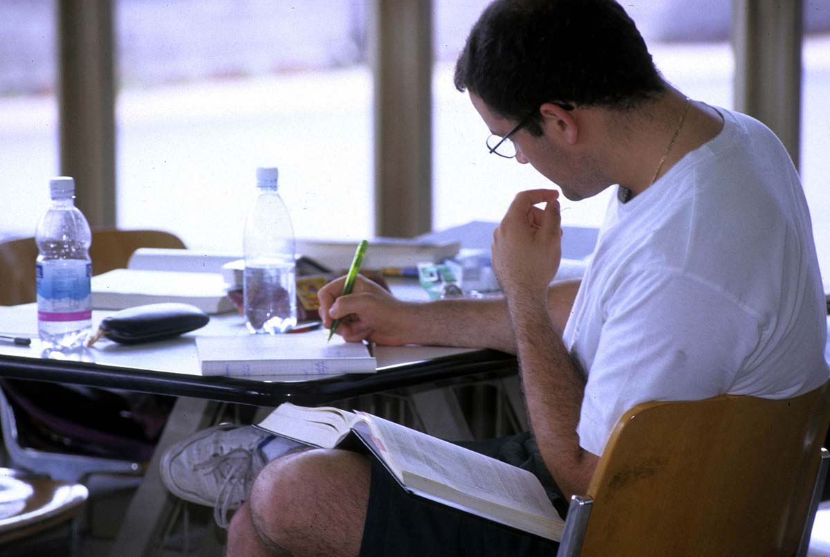 Studiare con una scarsa illuminazione: ecco le conseguenze