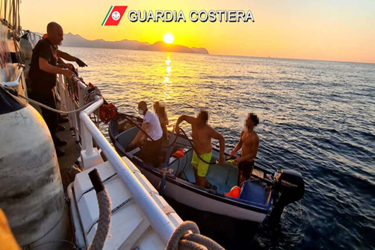 Soccorsi un bagnante e un marittimo dalla Guardia Costiera: i controlli