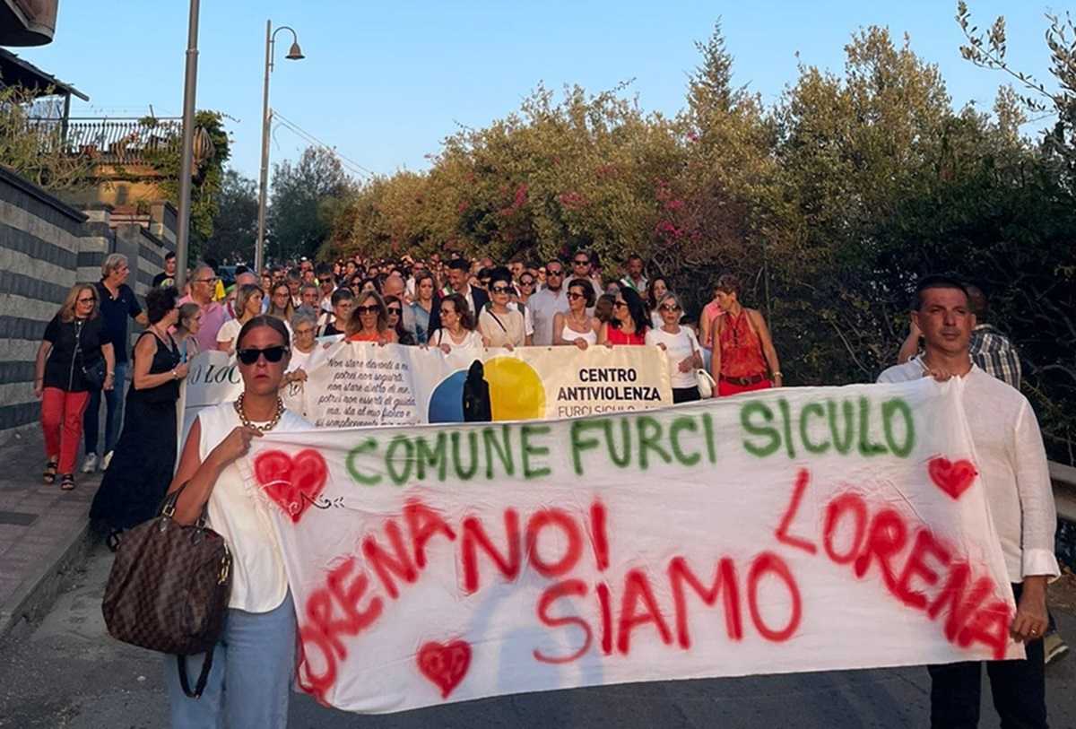 Omicidio Lorena Quaranta, la marcia di protesta a Furci Siculo: presenti la famiglia e i sindaci di Furci e Favara