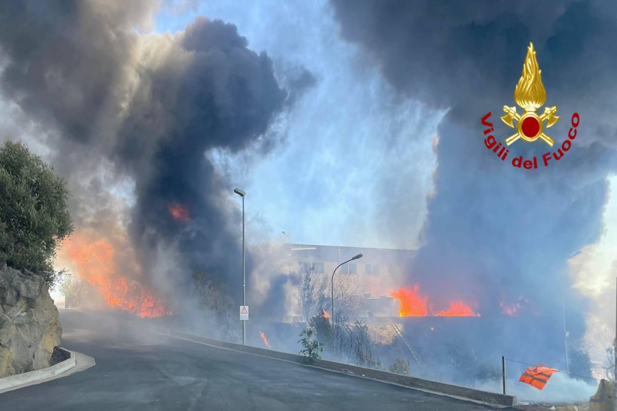 Mascalucia, vasto incendio: fiamme minacciano capannone e palazzi
