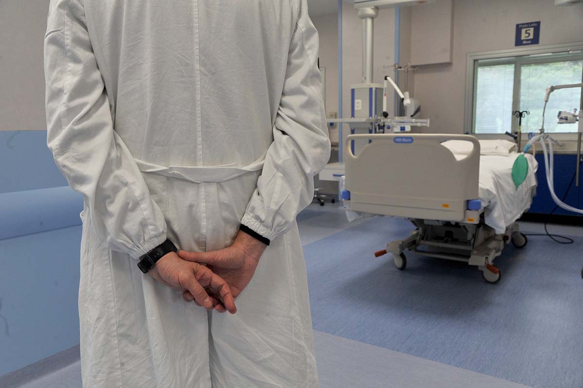 Sevizie e lesioni a figlio di 5 mesi in ospedale: 22enne arrestato