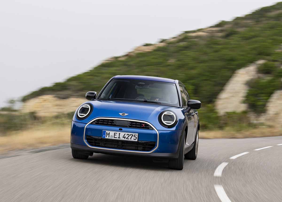 Con la nuova S 5 porte Mini Cooper offre una guida nel segno di versatilità e tecnologia