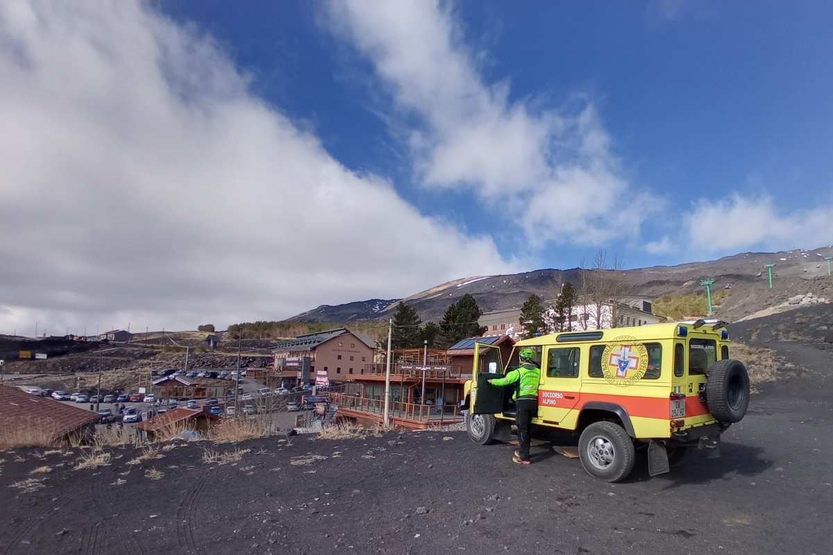 Auto si schianta contro dissuasore al Rifugio Sapienza: cinque giovani feriti