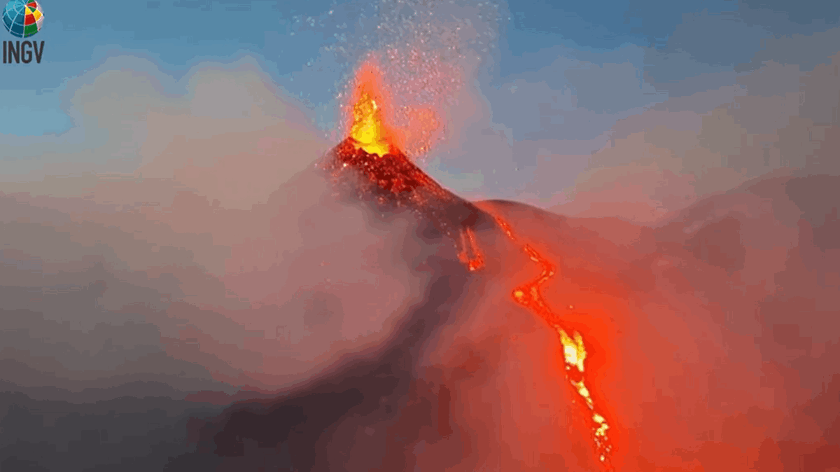 VIDEO | Sicilia, il risveglio dei vulcani: lo spettacolo di lava di Etna e Stromboli