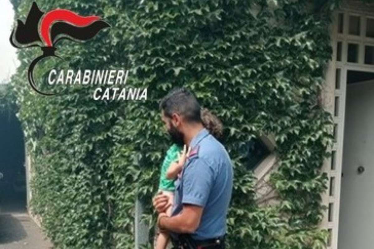 San Gregorio, incendio sfiora una villetta: salvati nonni e nipotino di 3 anni