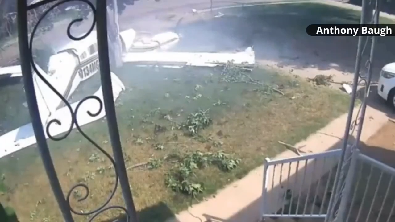 VIDEO | Aeroplano si schianta nel giardino di una casa: feriti e danni ingenti