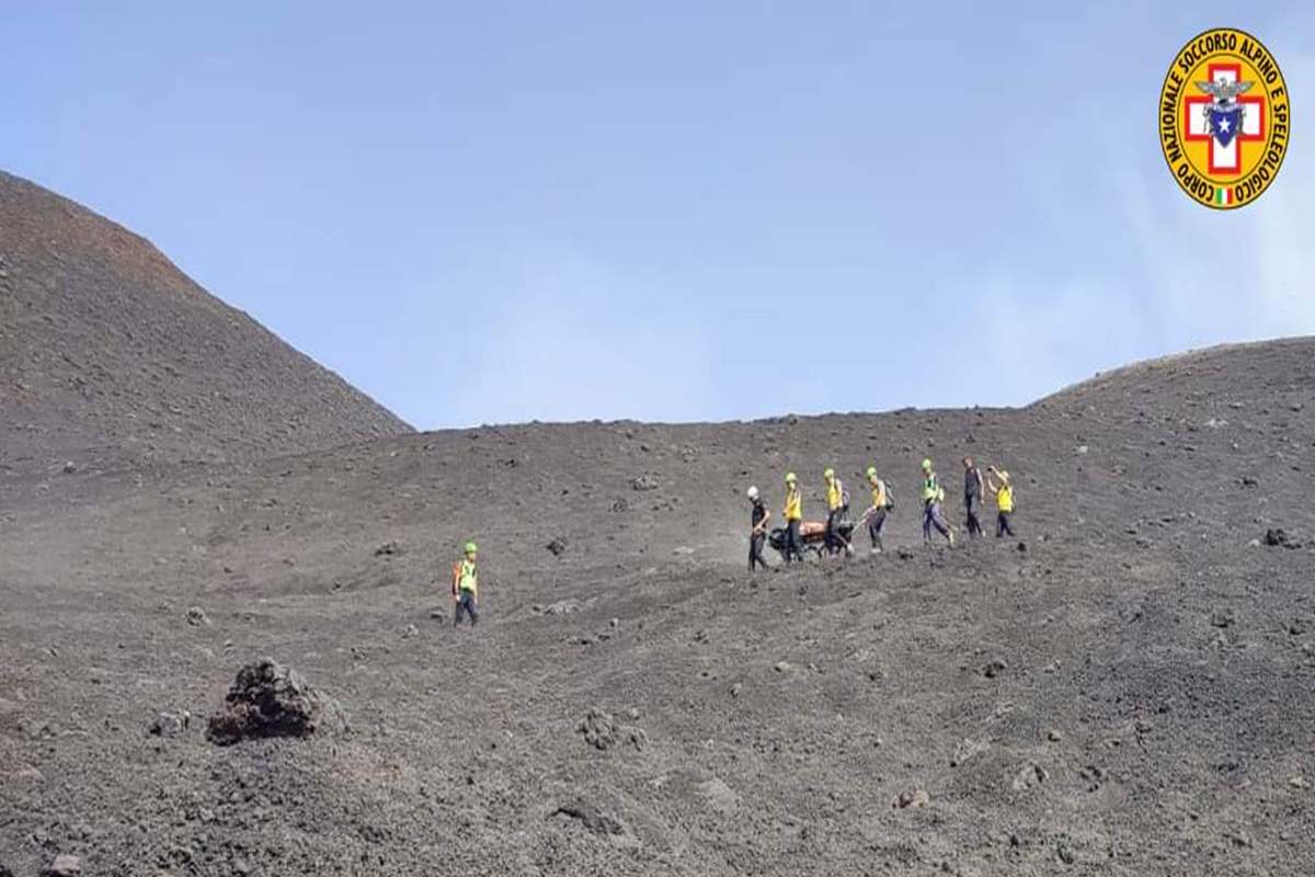 Galleria foto 'Etna, salvato dai soccorritori un turista infortunato' - foto 1