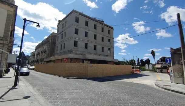 Case popolari, lavori di recupero ex albergo scuola