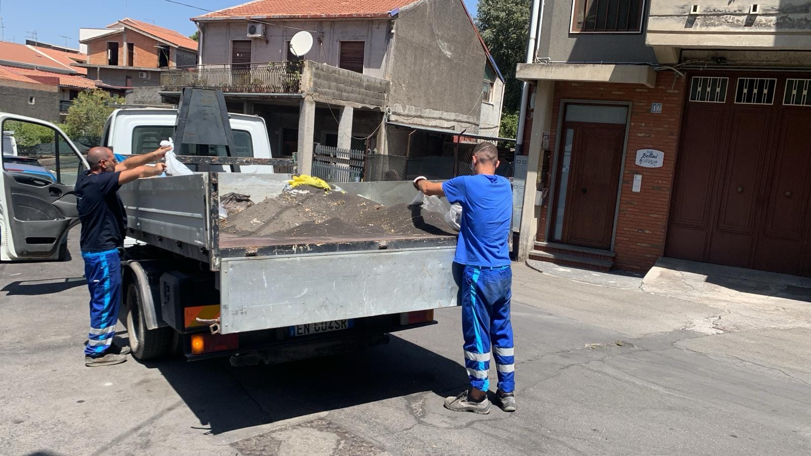 Pioggia di cenere, sindaci etnei alla Regione: “Costi insostenibili, dichiarare l’emergenza”