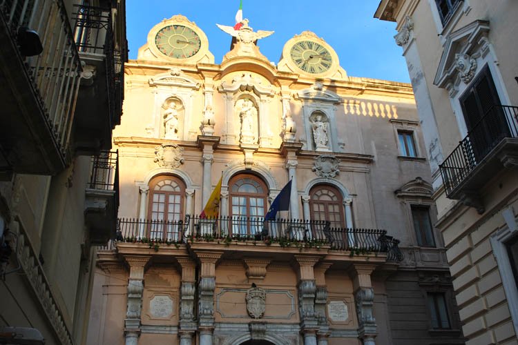 Trapani, il gruppo “misto” detta legge in Consiglio ma tornano i partiti