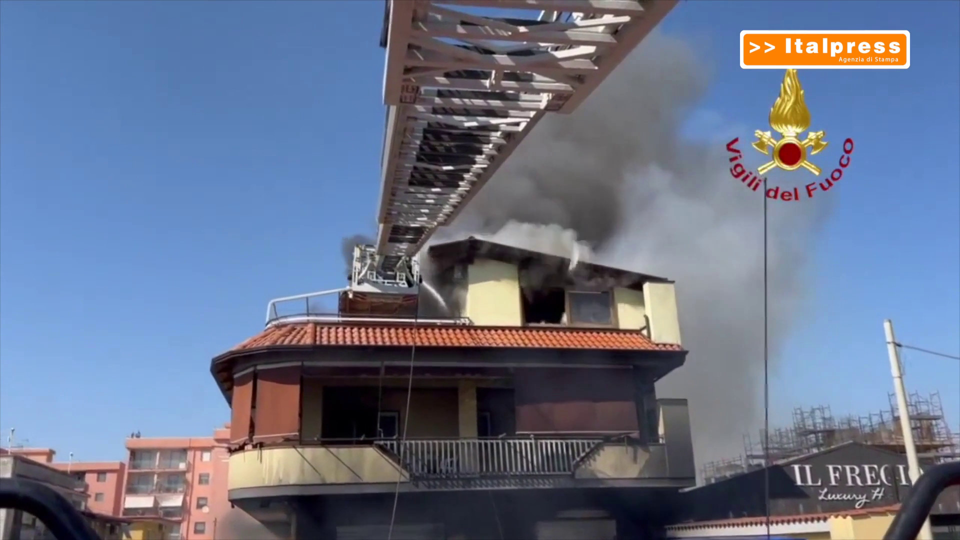VIDEO | Incendio in un’officina al piano terra si propaga a tutta palazzina: paura a Napoli