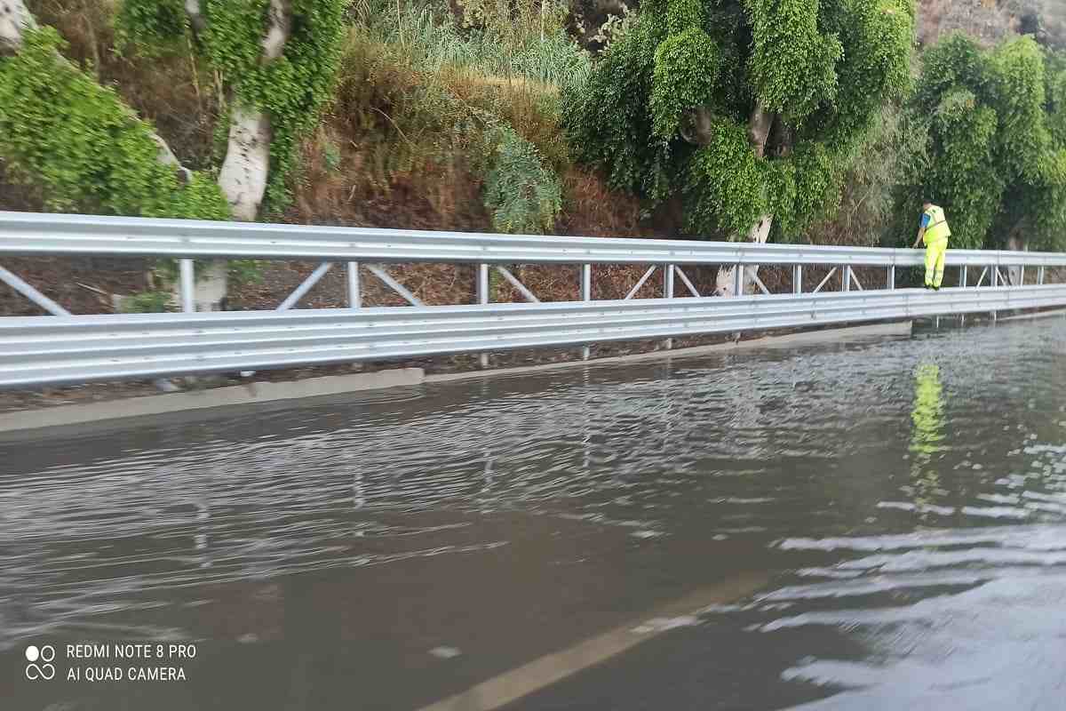 Allagamento nella galleria Letojanni sulla A18, Autostrade Siciliane: “Opera non conclusa”