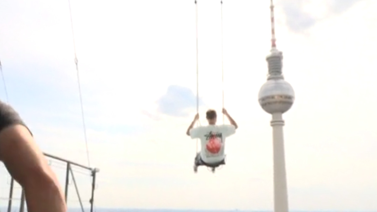 VIDEO | L’altalena nel vuoto a 120 metri d’altezza: la nuova attrazione a Berlino