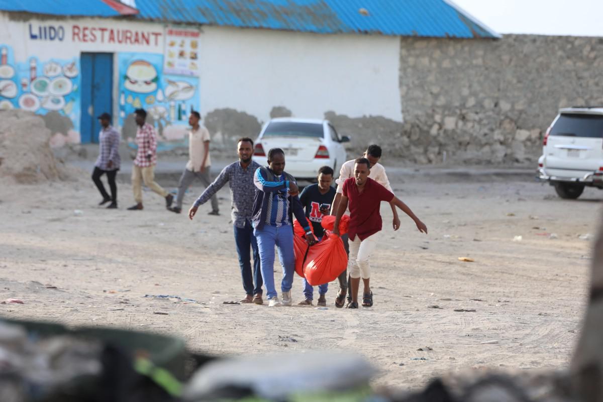 VIDEO | Strage in hotel, attentato terroristico vicino a noto lido: decine di morti in Somalia