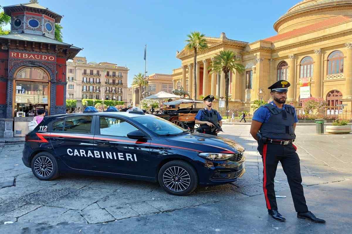 Palermo, armi clandestine nascoste sotto le cassette della frutta: due arresti