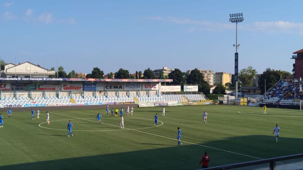 Senza i nuovi e col nodo fideiussione il Catania va fuori dalla Coppa: passa la Carrarese Senza i nuovi e col nodo fideiussione il Catania va fuori dalla Coppa: passa la Carrarese
