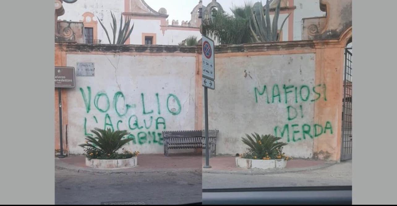 “Mafiosi, voglio l’acqua”: scritte intimidatorie sul muro del Comune di Cinisi