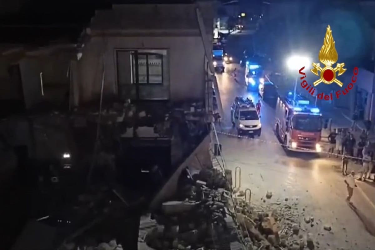 VIDEO | Terrore nella notte, crollo improvviso di un supermercato: pompieri in azione a Brindisi