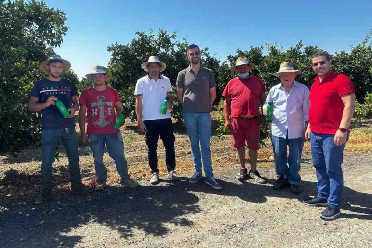 Kit contro i colpi di calore a chi lavora nei campi, Ebat Ciala inizia la distribuzione nella Piana di Catania