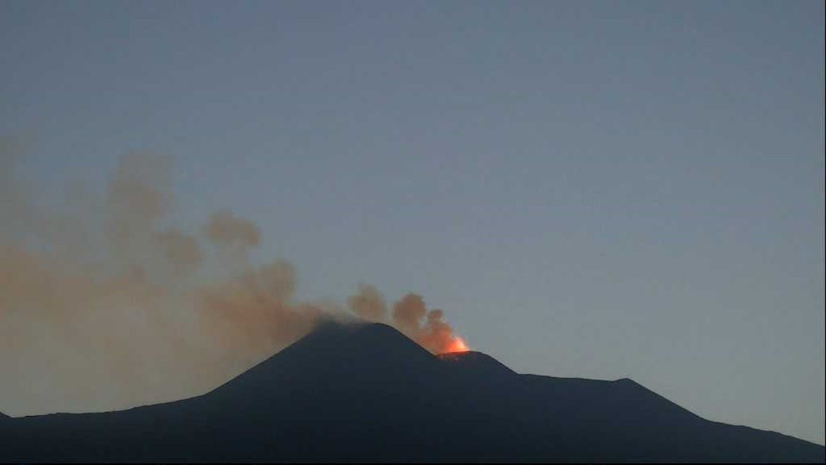 Etna, ci risiamo: nuova attività stromboliana al cratere Voragine
