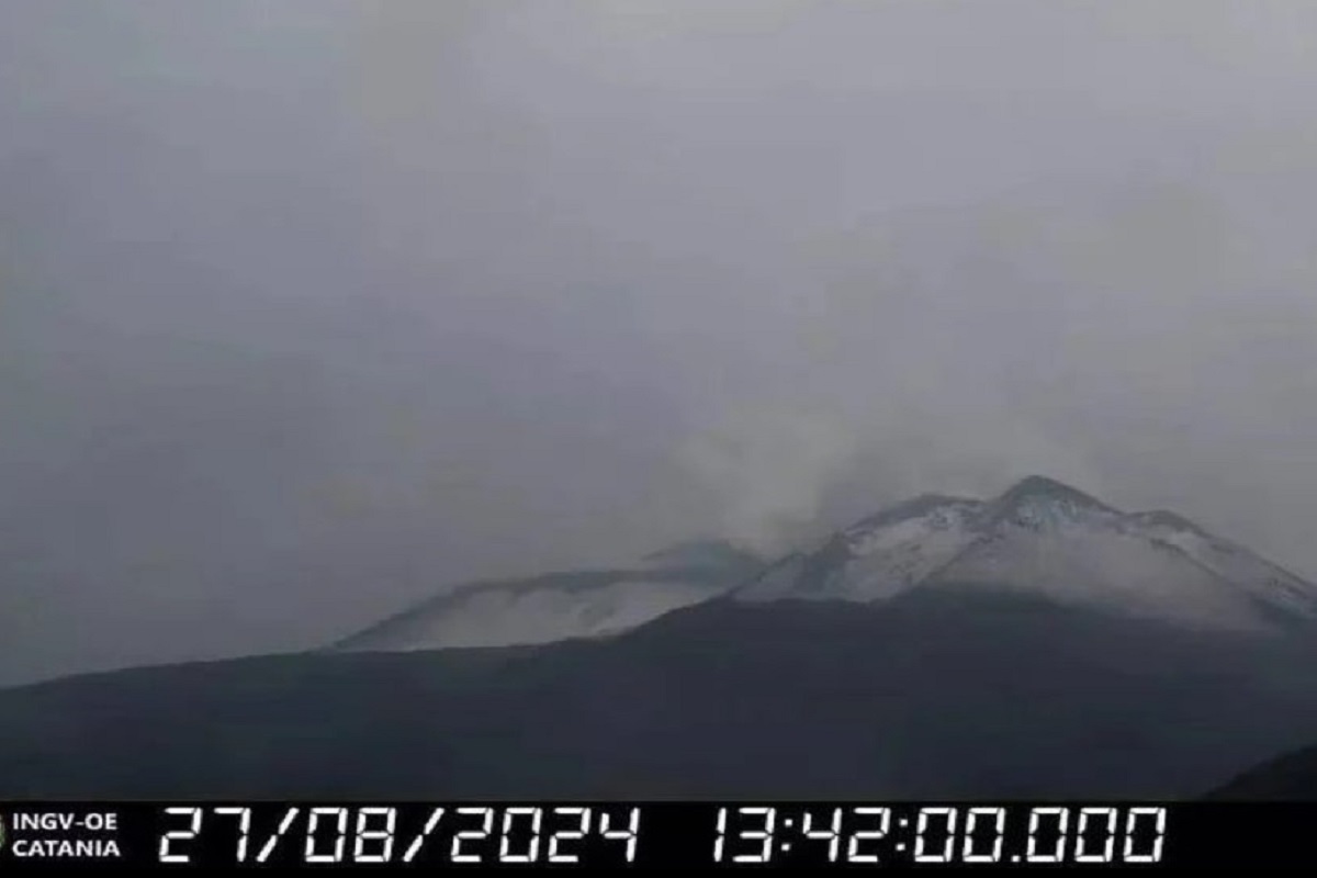 Grandine “come neve” sull’Etna, mentre a Catania domina il caldo: lo scatto dell’Ingv