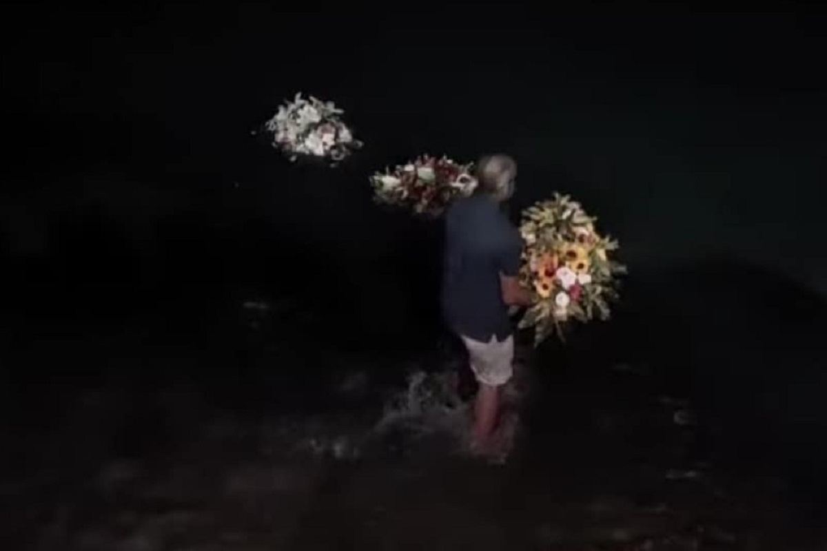 Il ricordo delle vittime del Bayesian, fiori e preghiere nel luogo del naufragio