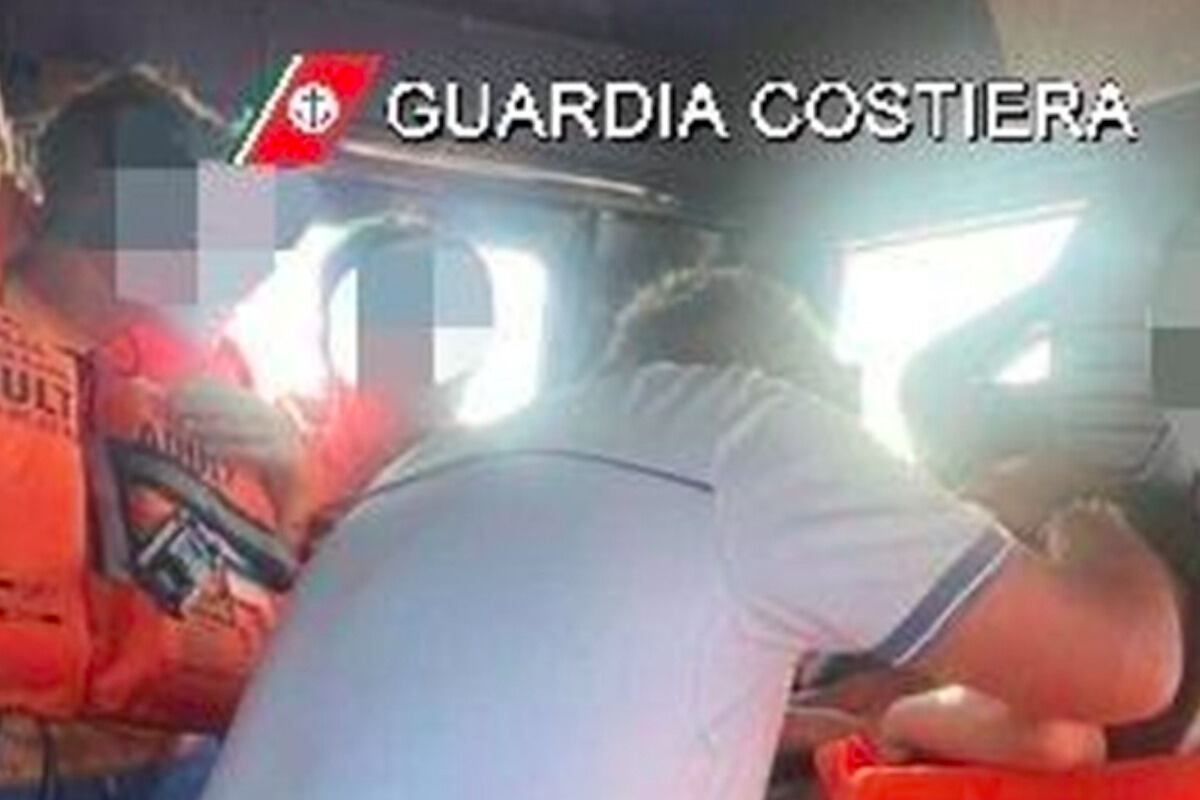 Affonda imbarcazione al largo di Carini, salvate 9 persone
