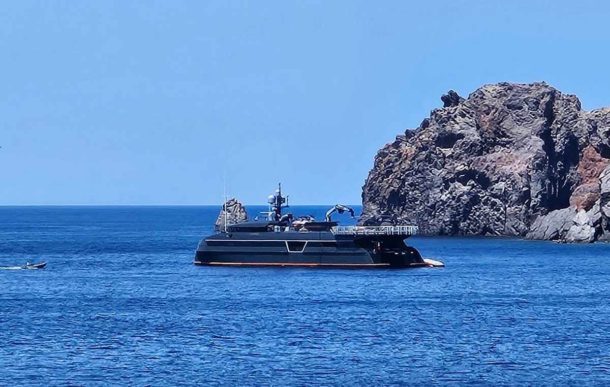 Galleria foto 'FOTO | Eolie, gli yatchs di Lorenzo Fertitta avvistati a largo di Vulcanello' - foto 2