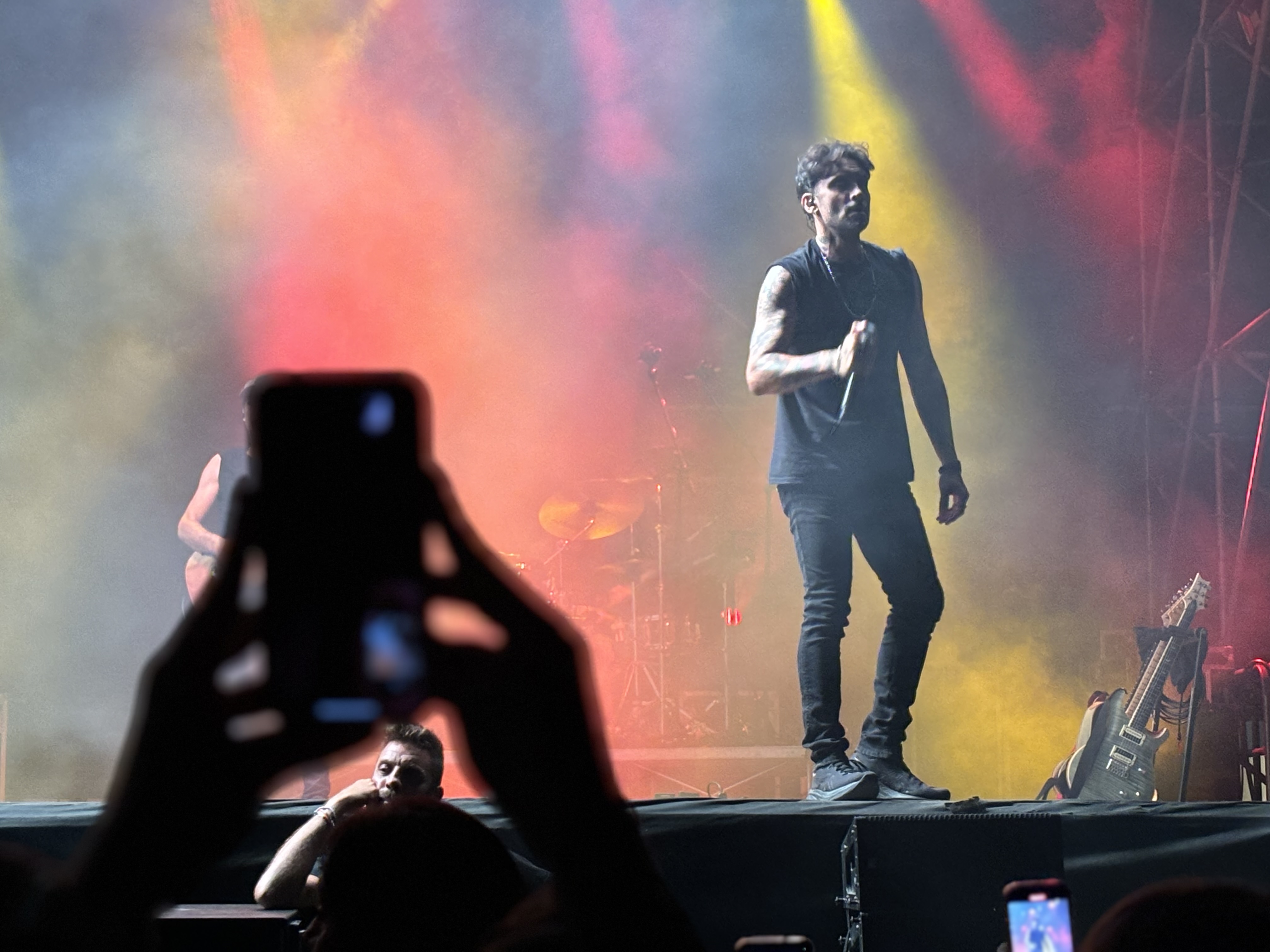 FOTO e VIDEO | Energia e romanticismo: Fabrizio Moro incanta Villa Bellini