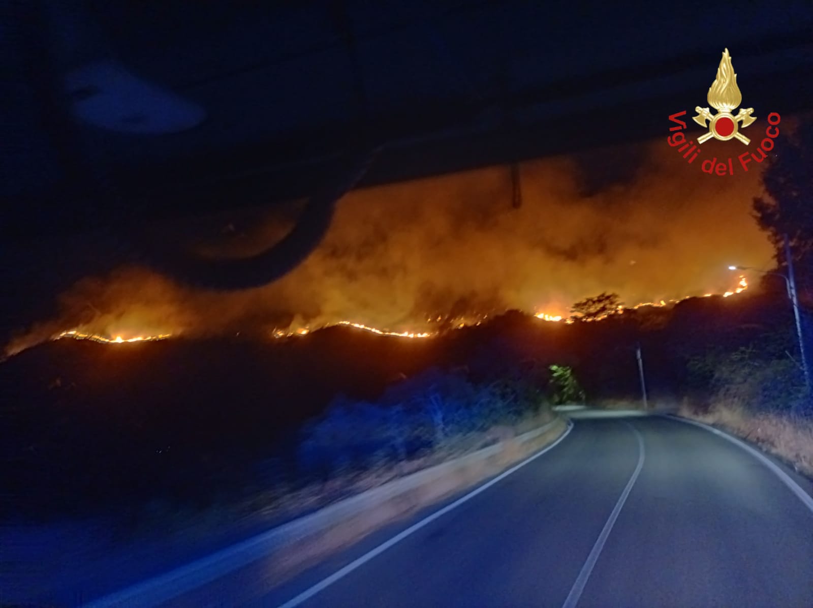 Emergenza incendi, fiamme vicino alle case nella notte: vigili del fuoco in azione nell’Ennese