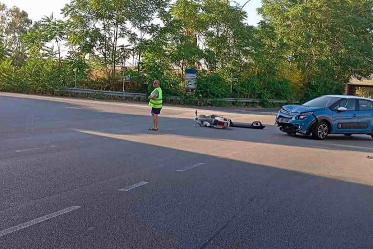 Brutto scontro auto-Vespa a Milazzo, feriti due giovani