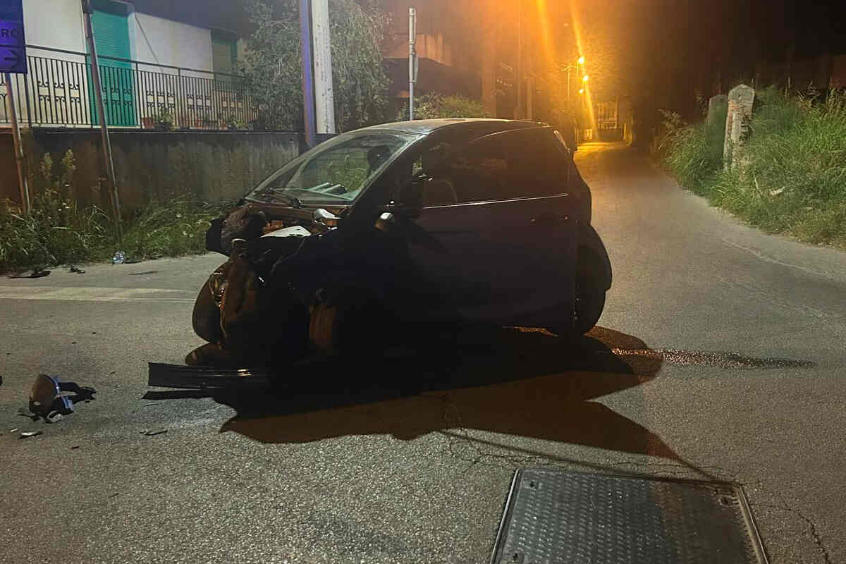 Milazzo, pauroso incidente nella notte: auto urta minicar e si ribalta