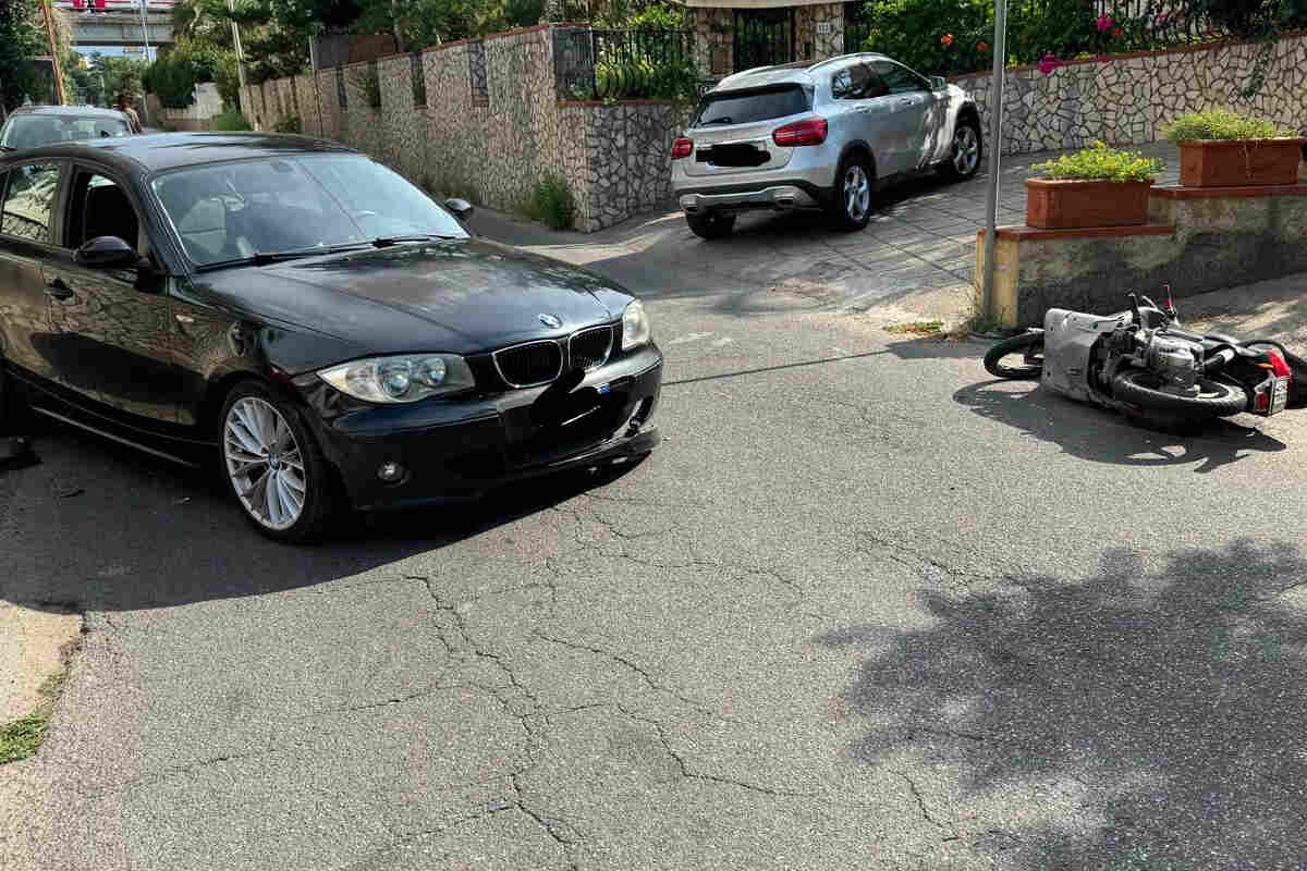 Milazzo, perde il controllo dello scooter e si schianta contro un’auto: 16enne in ospedale