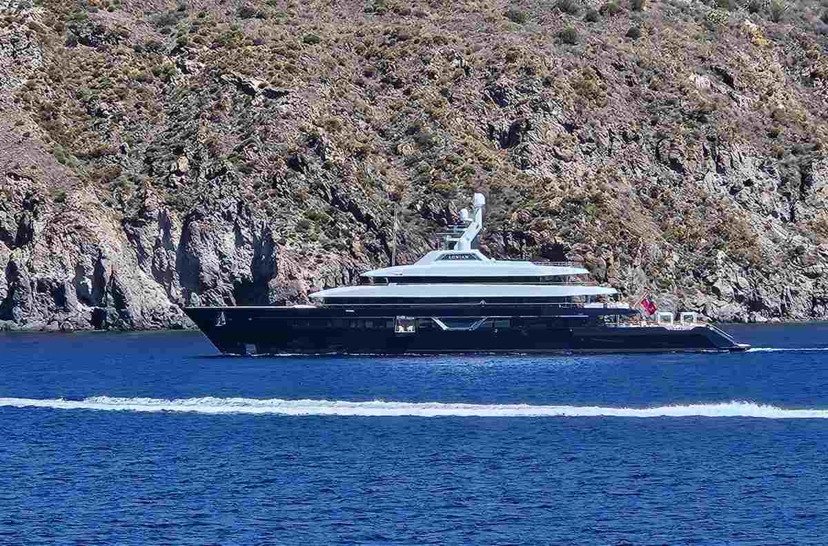 FOTO | Eolie, gli yatchs di Lorenzo Fertitta avvistati a largo di Vulcanello