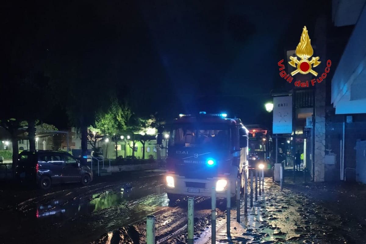 VIDEO | Il maltempo che distrugge, fango e frane: dispersi madre e figlio nel Casertano