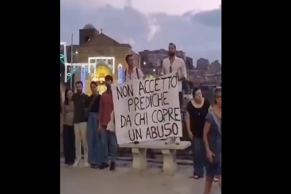 VIDEO | “No ai preti che coprono gli abusi”, la protesta di Enna diventa virale