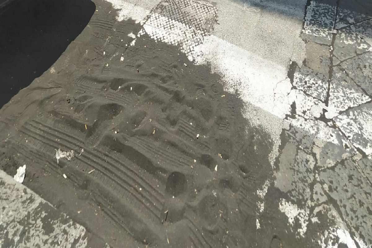 Sabbia vulcanica ad angolo tra via Vincenzo Giuffrida e via Sassari - QdS