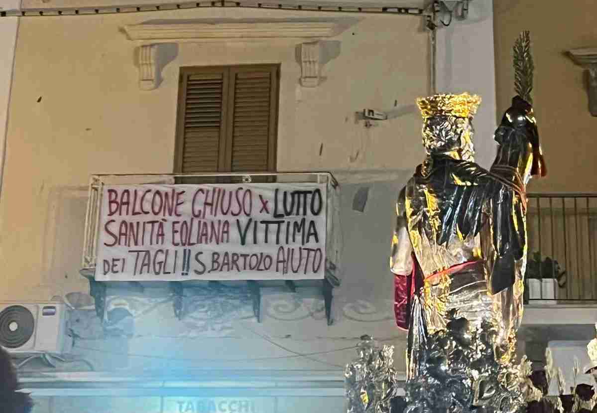 Lipari, il sindaco Gullo al QdS: “Lo striscione? Non rispettate le regole. Sulle Isole troppe presenze, serve turismo contingentato”