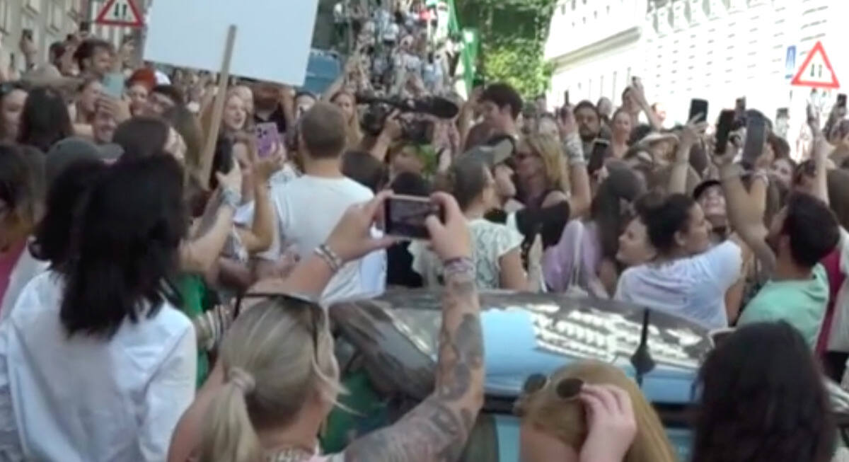 VIDEO| Stop ai live di Taylor Swift, i fan cantano per le strade di Vienna