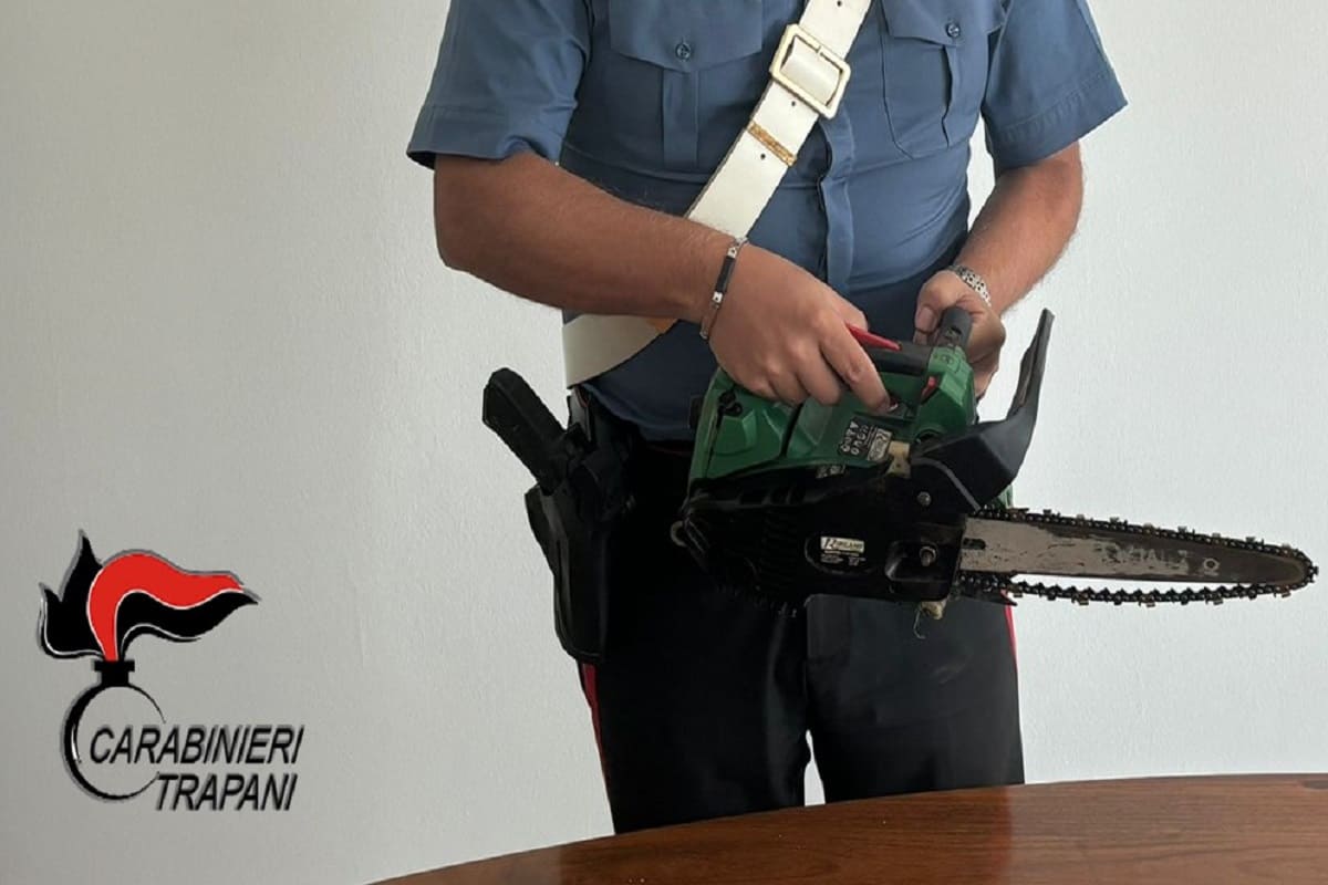 “Non sai lavorare”, 24enne tenta di uccidere netturbino con la motosega: arrestato nel Trapanese