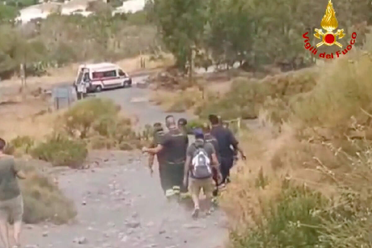 Vulcano, turista scivola mentre percorre il sentiero che conduce al cratere: intervento dei Vigili del Fuoco